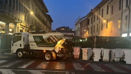 La raccolta rifiuti serale nel centro di Busto