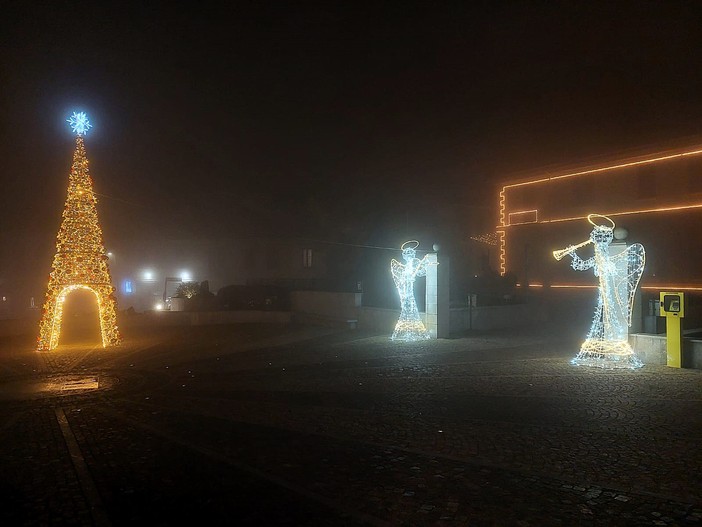 VIDEO. Gorla Maggiore accende il Natale: le luci battono la nebbia e ogni oscurità