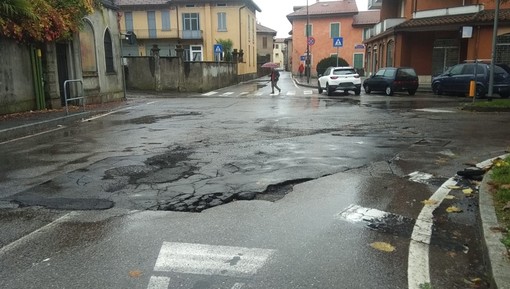 La pioggia si &quot;mangia&quot; l'asfalto: strada a pezzi a Bizzozero