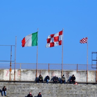 La bandiera di tutti o di pochi intimi?