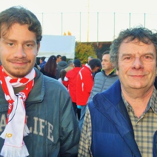 Fausto Bonoldi con il figlio Federico, innamorati del Varese e di Varese come pochi altri ne esistono (foto Ezio Macchi). Sotto Fausto con Gentile, l'ultimo suo libro &quot;MiVa&quot;, in redazione e in campo al Franco Ossola con alcuni grandi giornalisti e colleghi della sua Prealpina