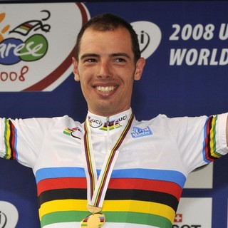 Alessandro Ballan in maglia iridata dopo la vittoria del Mondiale di ciclismo a Varese, nel 2008