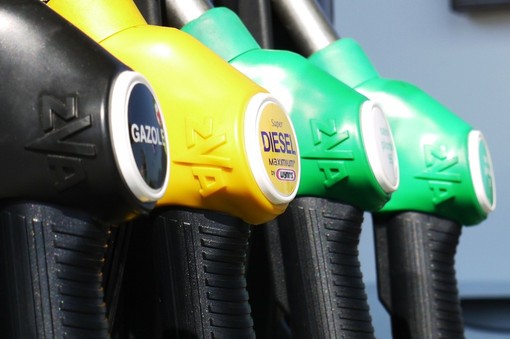 Benzina, il prezzo scende ancora: per la prima volta da gennaio sotto l'1,8 al litro