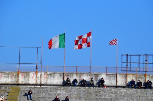 La bandiera di tutti o di pochi intimi?