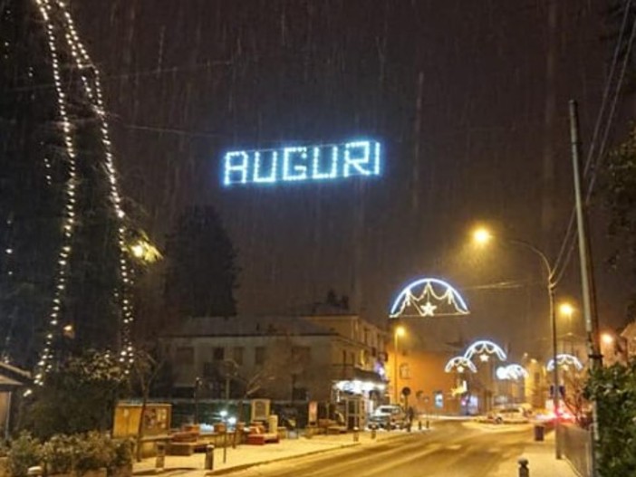 Bisuschio innevata e illuminata per le feste