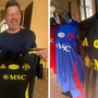 Max Di Caro e Carlo Bino con la nuova maglia giallonera che la Varesina ha dedicato ai Mastini dell'hockey