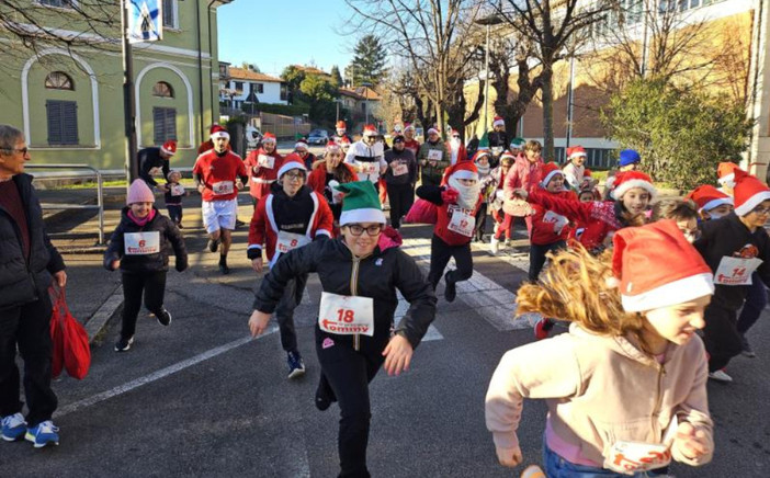 Piccoli Babbi Natale in corsa per il centro di Bizzozero