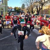 Piccoli Babbi Natale in corsa per il centro di Bizzozero