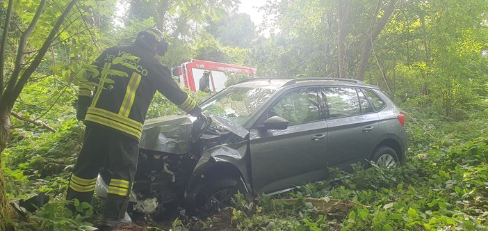 FOTO. Auto fuori strada al Brinzio nei pressi di Castello Cabiaglio