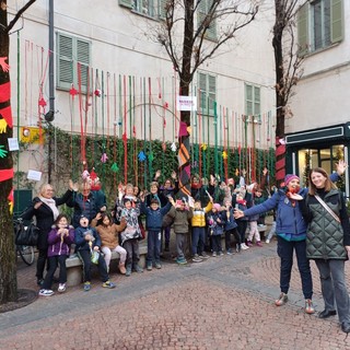 Quello spazio colorato e realizzato all'uncinetto grazie ai bimbi in piazza Carducci