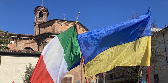 La bandiera italiana e quella ucraina a Busto