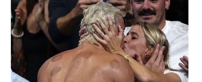Il bacio con il suo Martinenghi postato da Adelaide su Instagram dopo l'oro olimpico di Parigi
