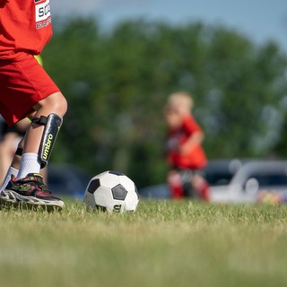 Tre fratelli e la vittoria più bella: rimettere a nuovo il campetto di calcio del loro rione