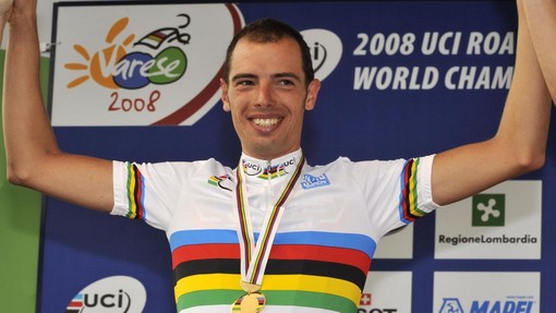 Alessandro Ballan in maglia iridata dopo la vittoria del Mondiale di ciclismo a Varese, nel 2008