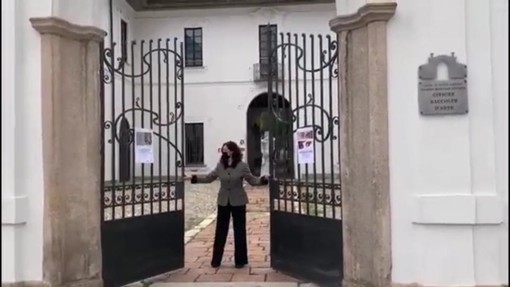 Un'immagine del video della Regione: la vicesindaco Maffioli riapre Palazzo Cicogna