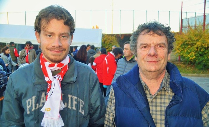 Fausto Bonoldi con il figlio Federico, innamorati del Varese e di Varese come pochi altri ne esistono (foto Ezio Macchi). Sotto Fausto con Gentile, l'ultimo suo libro &quot;MiVa&quot;, in redazione e in campo al Franco Ossola con alcuni grandi giornalisti e colleghi della sua Prealpina