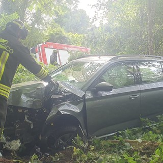 FOTO. Auto fuori strada al Brinzio nei pressi di Castello Cabiaglio