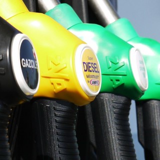 Benzina, il prezzo scende ancora: per la prima volta da gennaio sotto l'1,8 al litro