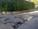 Via Comelico, traversa di viale Belforte a Varese, è ridotta così