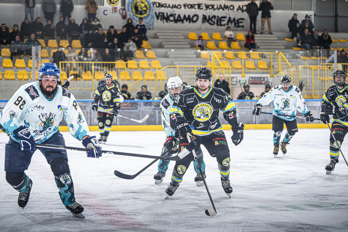 Un supersabato attende i supervaresini Crazy Bees all'Acinque Ice Arena (foto Michele Del Re)