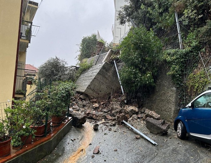 Paura a Varazze per un crollo che avrebbe potuto avere conseguenze drammatiche. Sotto in gallery la situazione a Mallare, in Val Bormida, Savona e Albenga