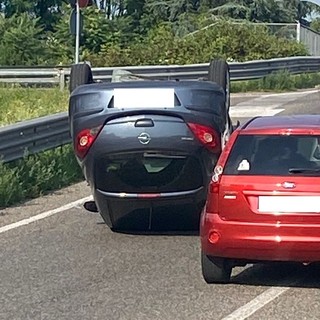 Paura ai Cinque Ponti, si ribalta auto