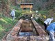 Volontari al lavoro per la manutenzione della fontana dei Marsili (foto di Legambiente Cantello)