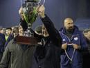 Claudio Milanese, patron della Solbiatese, con la Coppa Italia. Sulla destra il direttore generale nerazzurro Carmine Gorrasi (foto Alessandro Umberto Galbiati)