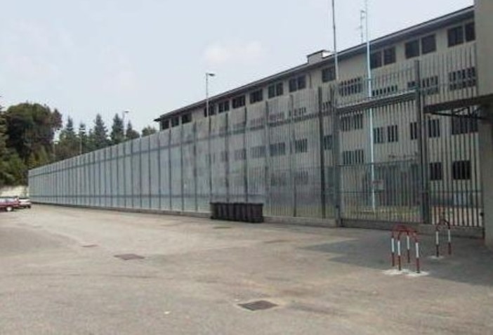 Un'ottantina i detenuti positivi a Busto: «Situazione tranquilla, dimostrano maturità». Al via le terze dosi