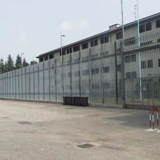 Un'ottantina i detenuti positivi a Busto: «Situazione tranquilla, dimostrano maturità». Al via le terze dosi