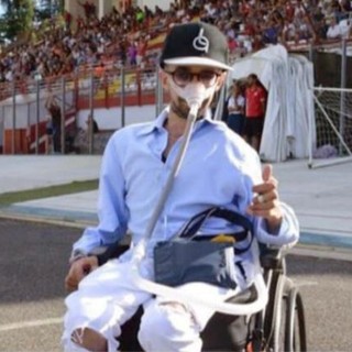 Le cinque foto della vita di Luca Alfano: dall'alto in senso orario sul palco di piazza Monte Grappa alla presentazione del Varese in serie B, allo stadio Franco Ossola, in auto con il suo cappellino, con il cagnolino Laki nell'amato golfo di Napoli e con il suo mito Maradona