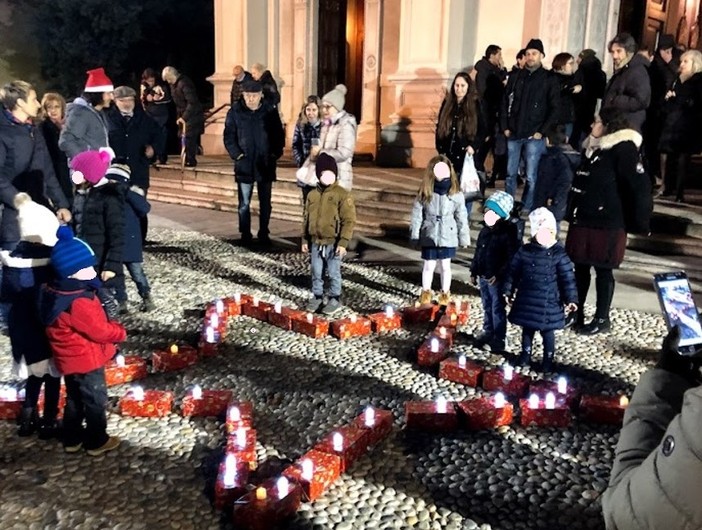 Fiaccolata dei bambini: una luce di speranza al Mercatino di Natale di Casbeno