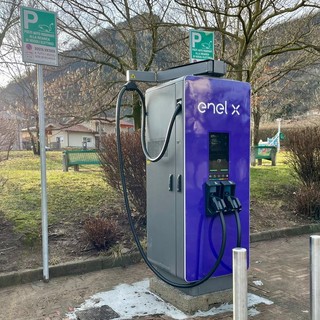 La colonnina per la ricarica dei veicoli elettrici al parco della Ravasina, in via Machiavelli