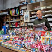 Massimiliano Mancuso dietro al bancone della sua cartoleria