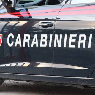 Ciclista a terra per arresto cardiocircolatorio, lo salvano i carabinieri con il defibrillatore