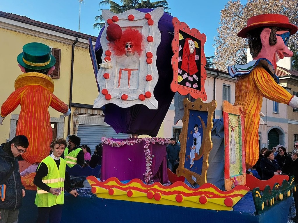 VIDEO E FOTO. Carri, coriandoli e maschere: Olgiate si scatena 