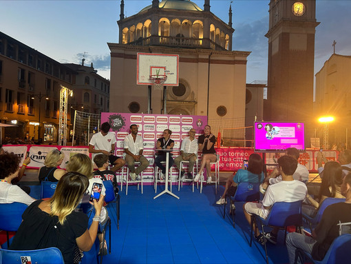 Sudore e sogni: le esperienze dei campioni in piazza a Busto