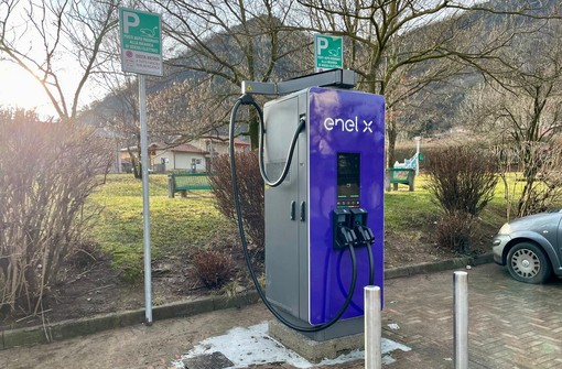 La colonnina per la ricarica dei veicoli elettrici al parco della Ravasina, in via Machiavelli