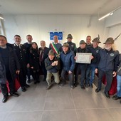 Il sindaco Prestifilippo , al centro, assieme al Gruppo Alpini che ha consegnato il Cigno d'Oro a Maria Clotilde Sormani (foto Comune di Porto Ceresio)