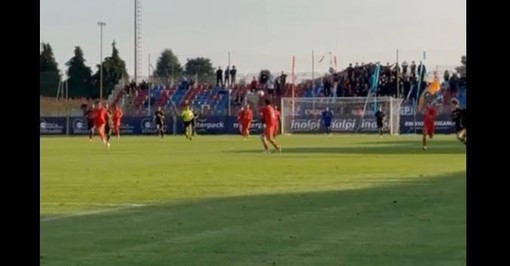 Cantamessa dell'Ospitaletto ferma la palla con uno splendido e clamoroso colpo di mano da volley, impedendo a Mazia di arrivare in porta. Tutti si aspettano il rosso ma l'arbitro mostra il giallo