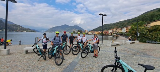 Da Germania, Austria e Galles pedalano attorno alle bellezze del Ceresio. «Le racconteremo ai nostri lettori»