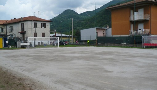 Il campo da calcio in via del Pozzo, a Besano (foto dal profilo del sindaco Leslie Mulas)