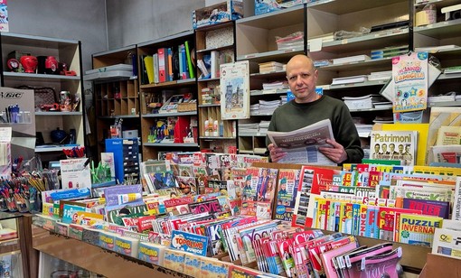 Massimiliano Mancuso dietro al bancone della sua cartoleria