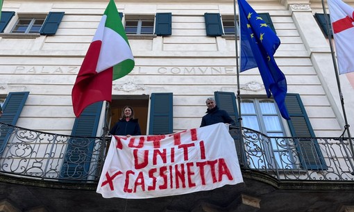 La vicesindaca Ivana Perusin e il sindaco Davide Galimberti con lo striscione appeso a Palazzo Estense