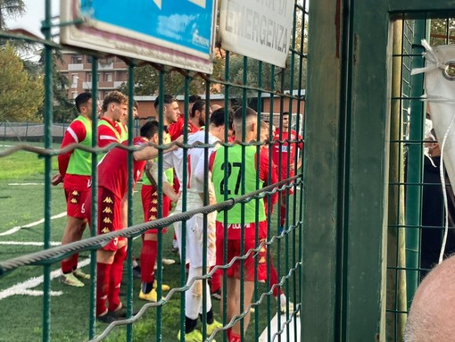 Giocatori del Varese sotto la curva, che poi applaude, ad Asti