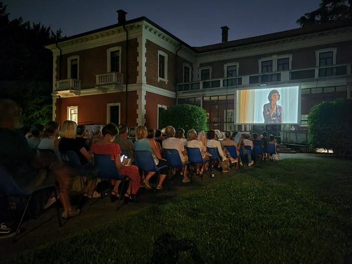 Tutto esaurito per il cinema estivo a Villa Calcaterra. Cinque gli appuntamenti del mese di agosto