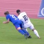 Il contrasto tra Gianola della Varesina (maglia blu) e Petrella (bianco) del Desenzano in area dalle immagini del match trasmesso da Be.Pi Tv