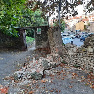 Quel muro crollato ai Giardini Estensi: un brutto spettacolo a cui rimediare subito