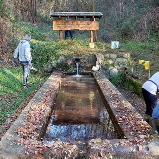 Volontari al lavoro per la manutenzione della fontana dei Marsili (foto di Legambiente Cantello)