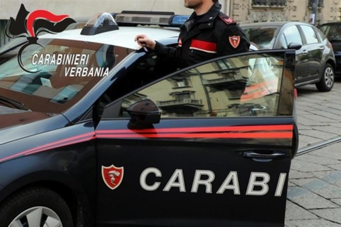 Verbania: uomo barricato in casa con un coltello, i carabinieri intervengono con il taser